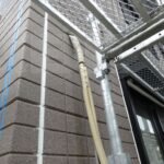 エアコンホースカバーを外す丁寧な塗装