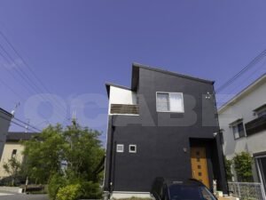 黒で外壁を塗り替える時の注意点。そのデメリットと対処方法