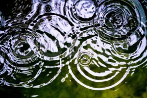 １階の部屋の真ん中で雨漏り！？屋根に異常がないのに漏れた原因とは