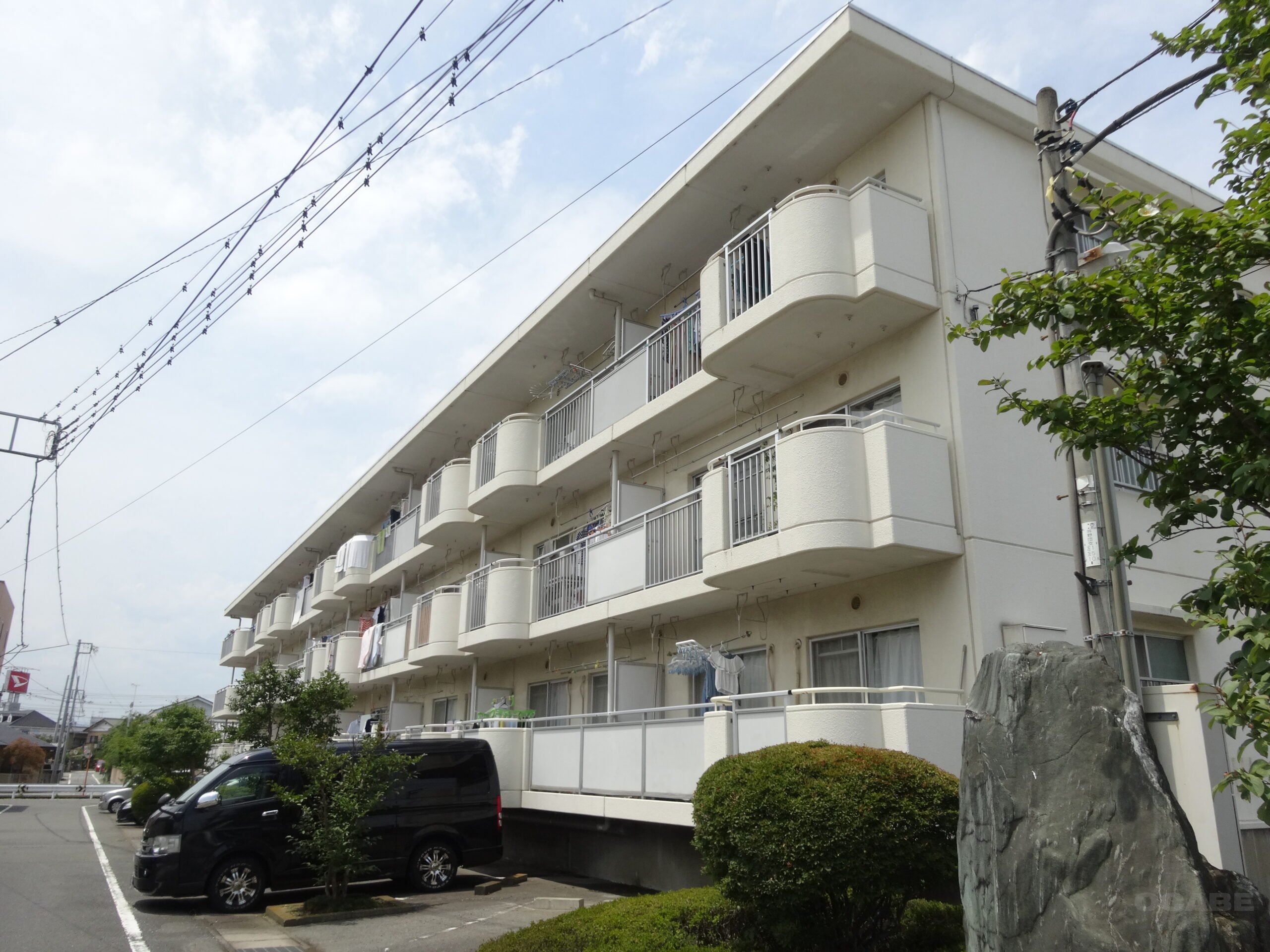 バルコニーが並ぶ集合住宅の外観