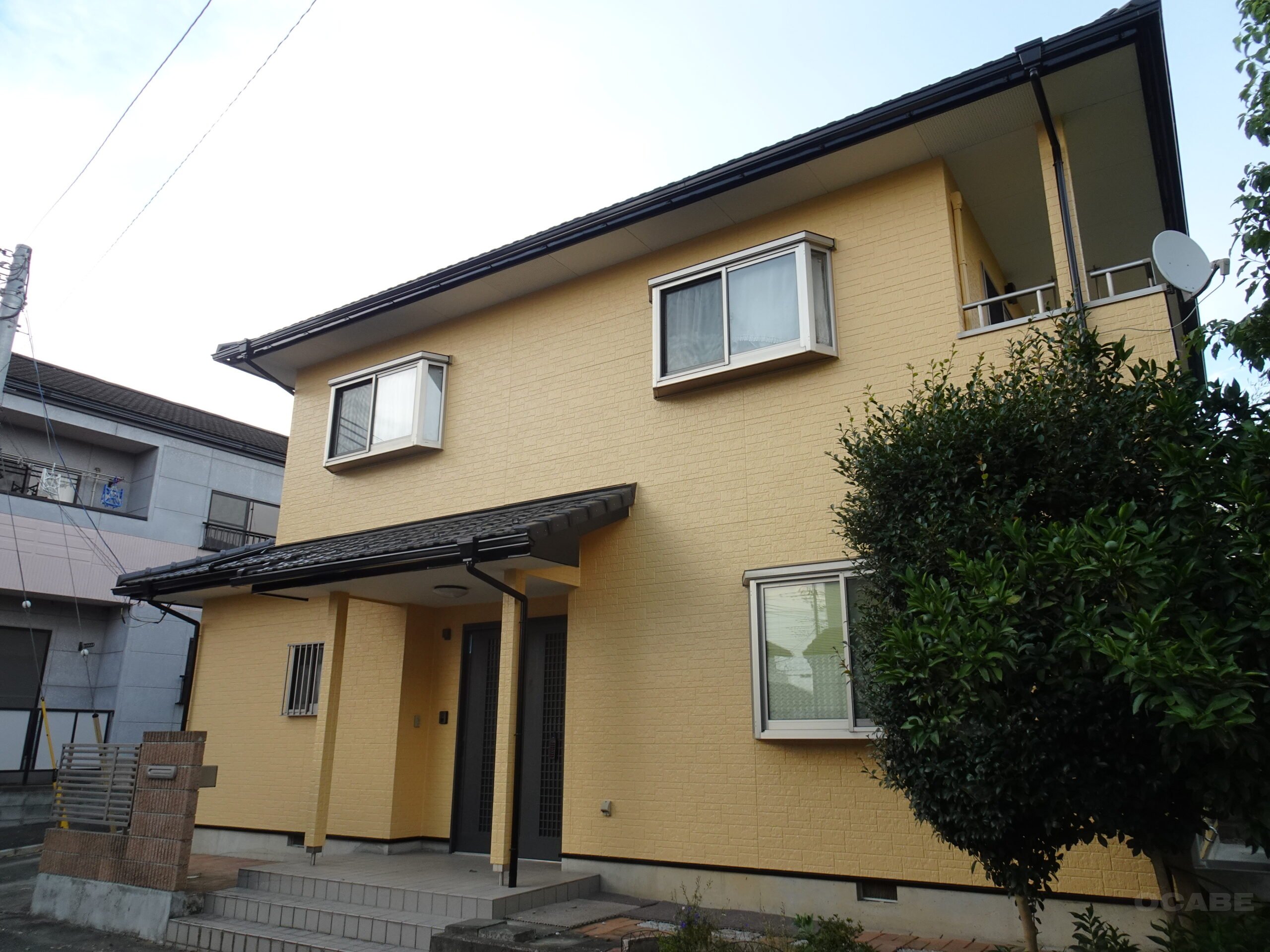 外壁塗装を行った黄色い外壁の戸建住宅